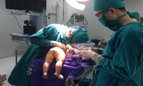 Phẫu thuật thành công cho bé không có mông bẩm sinh Phau thuat thanh cong cho be khong co mong bam sinh