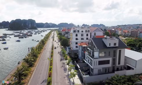  2. "Phố biệt thự" đường Trần Quốc Nghiễn (TP Hạ Long) Dọc đường Trần Quốc Nghiễn (TP Hạ Long) xuất hiện hàng trăm ngôi biệt thự sang trọng. Nơi đây được cho là khu tập trung người giàu có bậc nhất tỉnh Quảng Ninh. Ảnh: Zing.
