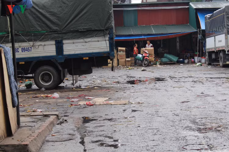 Một số tiểu thương cho biết: Hệ thống thoát nước trong khuôn viên chợ đã hư hỏng nghiêm trọng, gây ùn tắc nước nên khu vực này thường bốc mùi khó chịu.