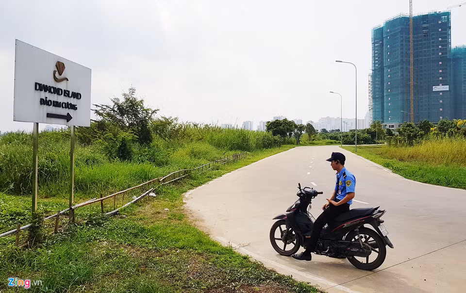 Tuyến đường bộ duy nhất vào bên trong đảo phải qua 2 cổng bảo vệ.