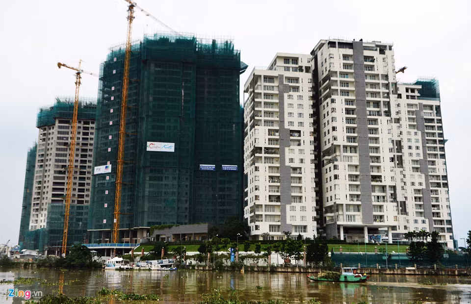 Năm 2012, dự án này từng bị phát hiện với các sai phạm xây lố 1-2 tầng mỗi block với tổng diện tích xây dựng trái phép là 2.899,6 m2. Vào thời điểm đó, dự án được đánh giá là căn hộ sang trọng và đắt giá bậc nhất TP.HCM nói riêng và cả nước nói chung. Căn hộ rẻ nhất ở đây cũng lên tới 5-6 tỷ đồng, có căn hộ còn được thổi lên tới 3-4 triệu USD.