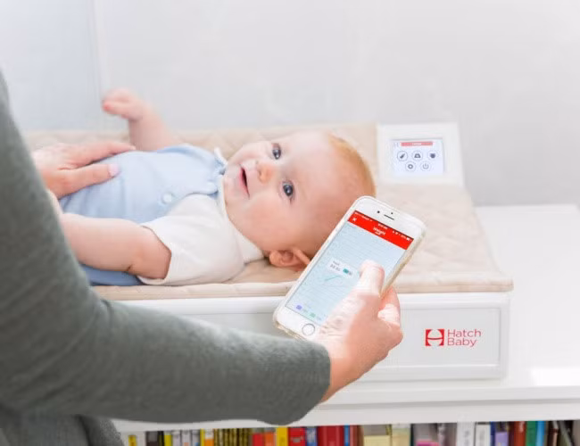  Chăm sóc bé bằng chiếc bàn thông minh. Bàn nệm này có thể tính cân nặng, chiều cao, lịch ăn uống và thói quen hàng ngày của bé. Bạn có thể kiểm tra tất cả những điều này bằng cách sử dụng điện thoại thông minh.