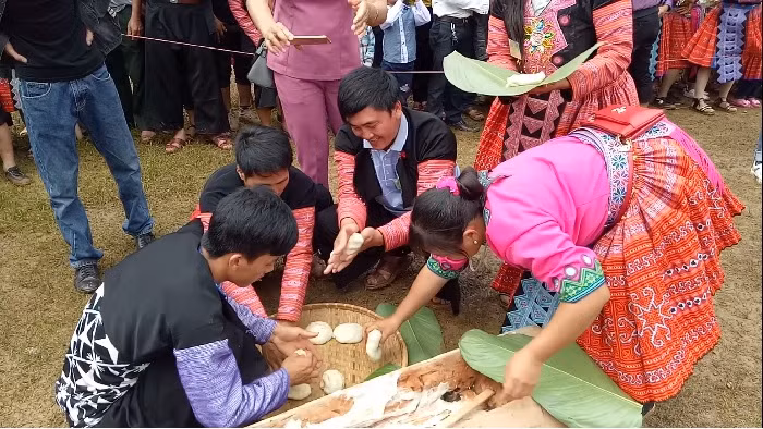 Nghin nguoi do xo xem cuoc thi gia banh day o Moc Chau-Hinh-2