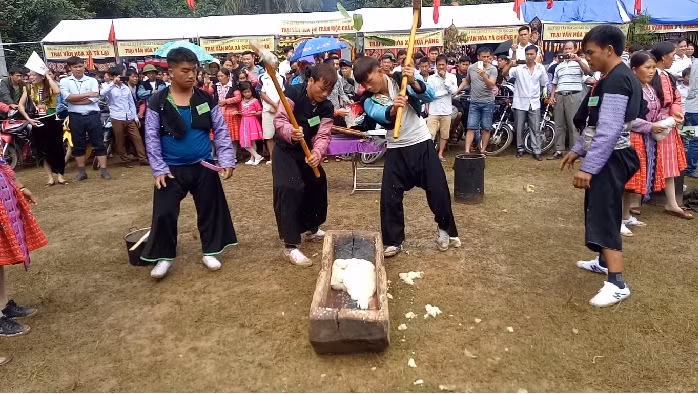 Nghin nguoi do xo xem cuoc thi gia banh day o Moc Chau