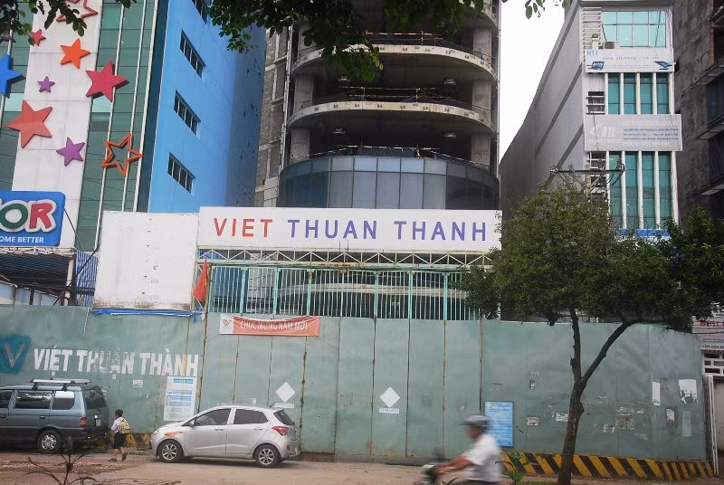 Theo thiết kế, tòa cao ốc có được thiết kế độc đáo với hình chữ V cao 125,8 m, tượng trưng cho Việt Thuận Thành. Ảnh: Reatimes.vn