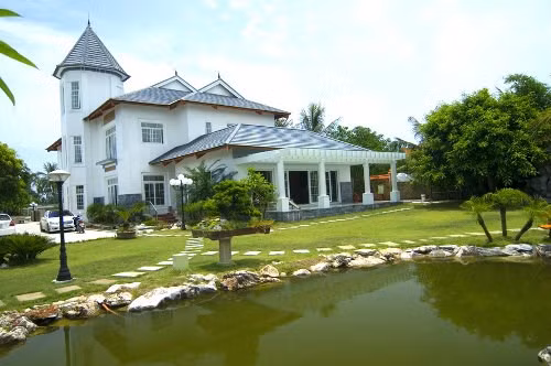 Kiến trúc nhà mái lệch, tháp nhọn, sân vườn, vườn cây ao cá đã tạo thành một quần thể hài hòa. Ảnh: vtv6.vtv.vn.