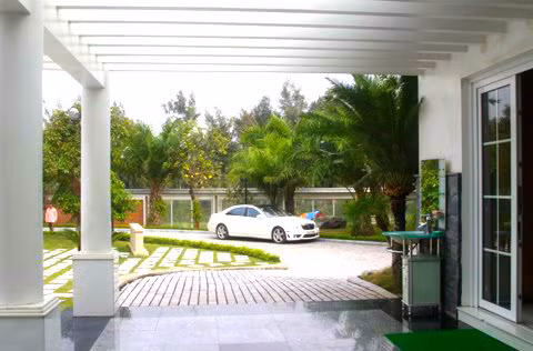 Tòa lâu đài tọa lạc trên khu đất rộng khoảng 5ha, được xây dựng theo kiểu kiến trúc châu Âu với màu sơn trắng phủ toàn bộ.