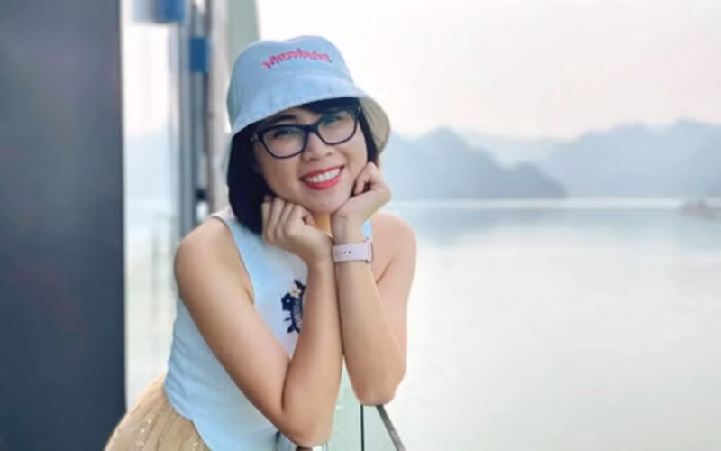 Cô nàng từng chia sẻ về thời đi học của mình trên mạng xã hội và cho biết học mẫu giáo từng được nhận giấy khen vì múa đẹp, hát hay, kể chuyện giỏi nhưng lên lớp 1 lại không biết đọc đến nỗi suýt ở lại lớp.