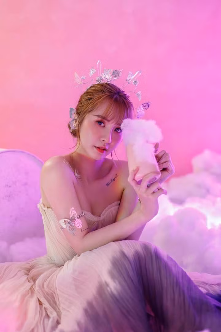 Không quá ồn ào, nhưng Ngân Sát Thủ ngày càng cho thấy được tài năng cũng như nhan sắc thăng hạng vượt bậc.