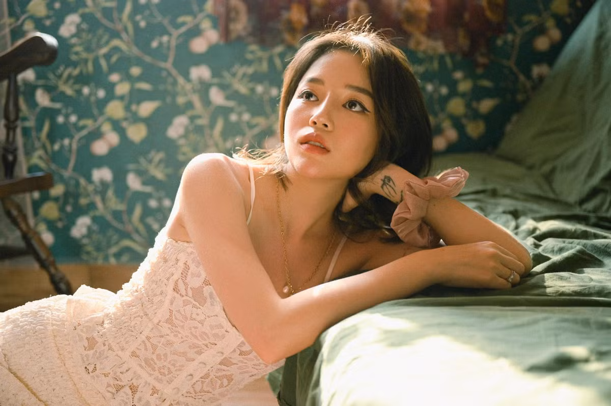 Trong bộ hình mới đây, nữ streamer nổi tiếng đã khoe khéo những hình xăm nhỏ xinh với người hâm mộ. Qua những shoot hình gợi cảm cực quyến rũ, Linh Ngọc Đàm để lộ nhiều hình xăm nhìn là thấy mê.