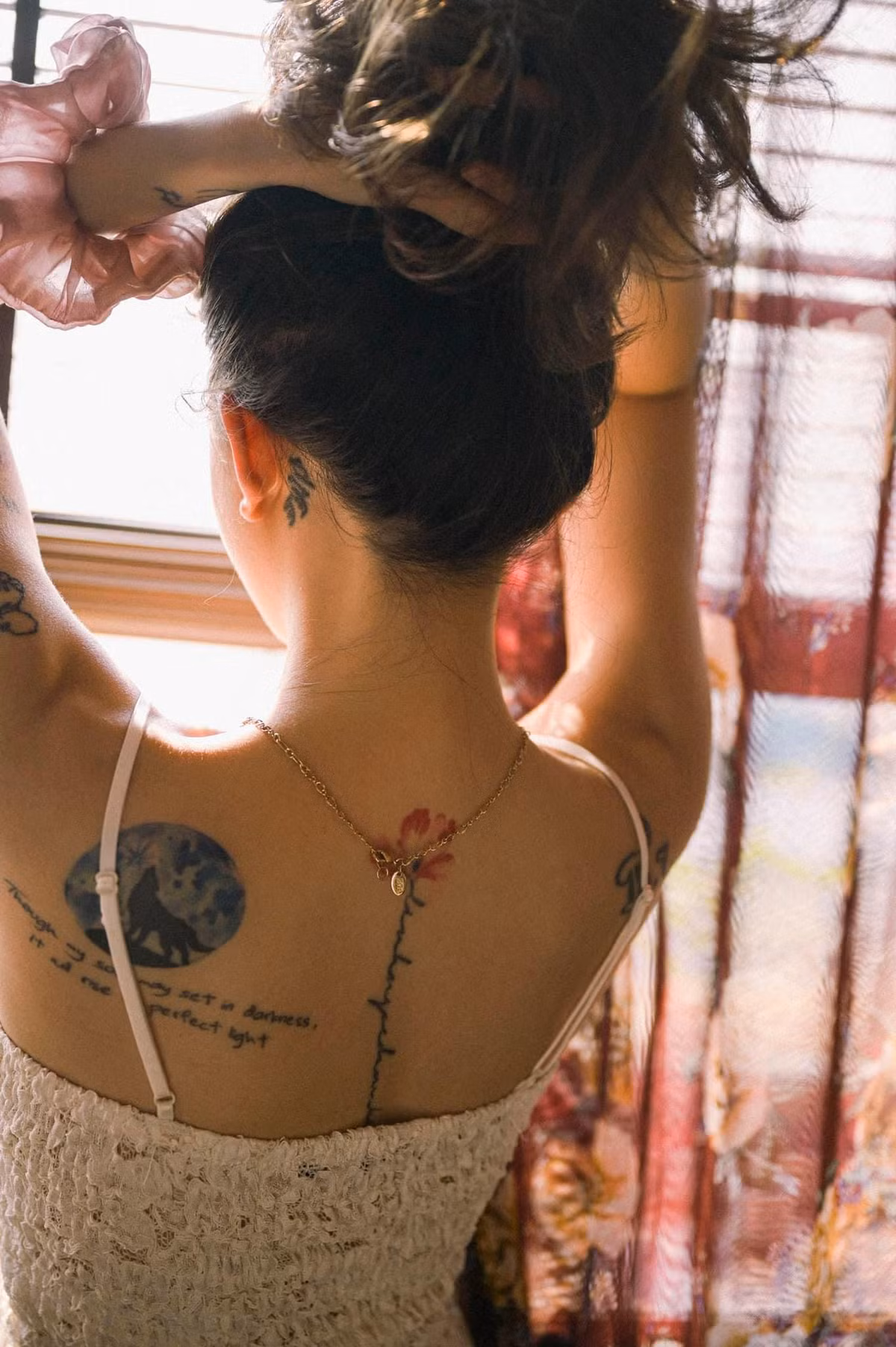 Những hình xăm đôi với bạn bè hay những người quan trọng trong cuộc đời của cô đều được nữ streamer lưu giữ trên cơ thể. Trong đó, 2 người bạn thân thiết là 2 streamer Uyên Pu, Linh Ngọc Đàm đều có hình xăm đôi với Linh Ngọc Đàm.