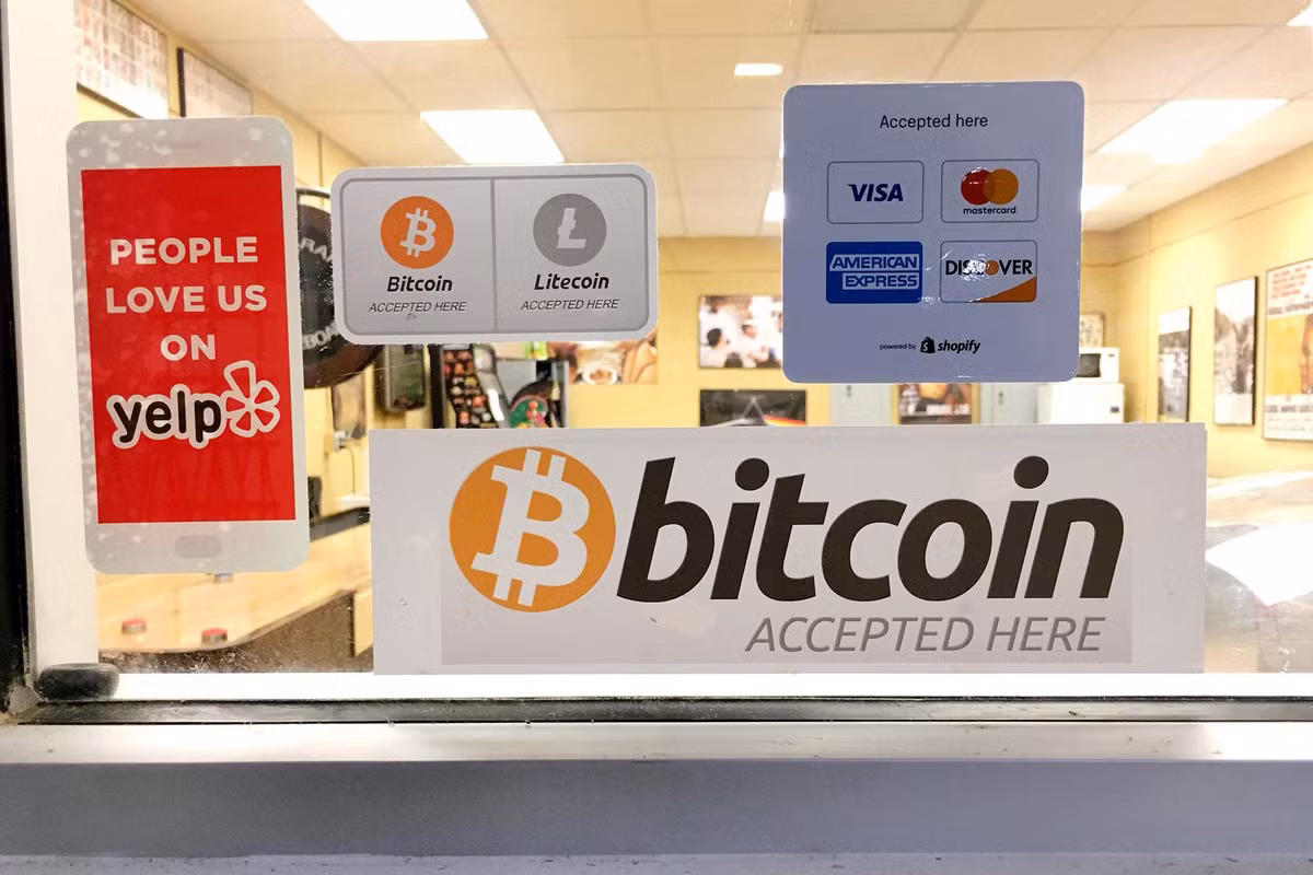 Nhiều nơi đã chấp nhận thanh toán bằng bitcoin. Điều này nghe có vẻ khó tin nhưng rõ ràng là mọi người vẫn có thể dùng bitcoin để mua bán hàng hóa. Rất nhiều doanh nghiệp lớn hiện nay chấp nhận thanh toán bằng đồng tiền ảo này bao gồm Overstock.com, Expedia, Newegg và Dish.