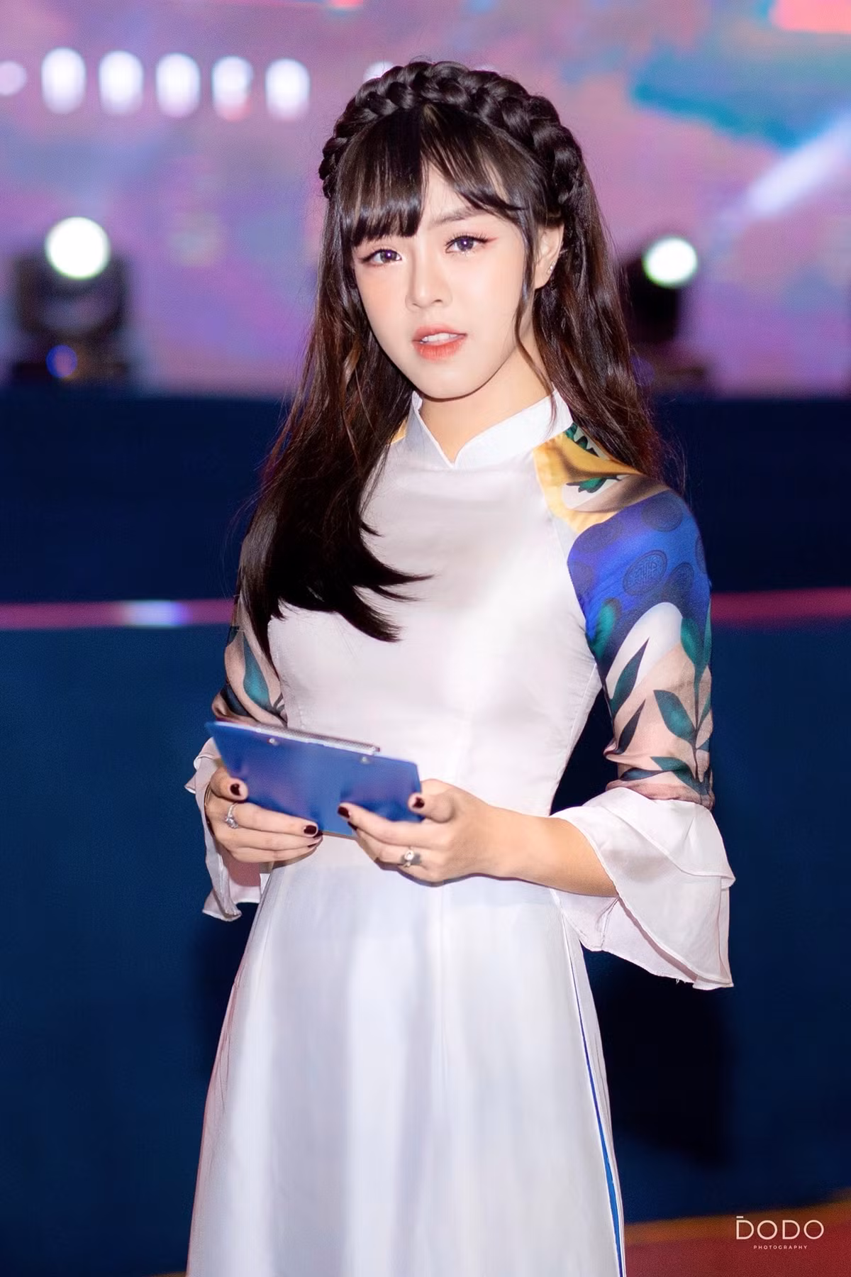Nữ MC eSports gây ấn tượng từ ngoại hình xinh đẹp, chất giọng nhẹ nhàng đầy thu hút cùng sự tự tin mỗi khi lên hình.