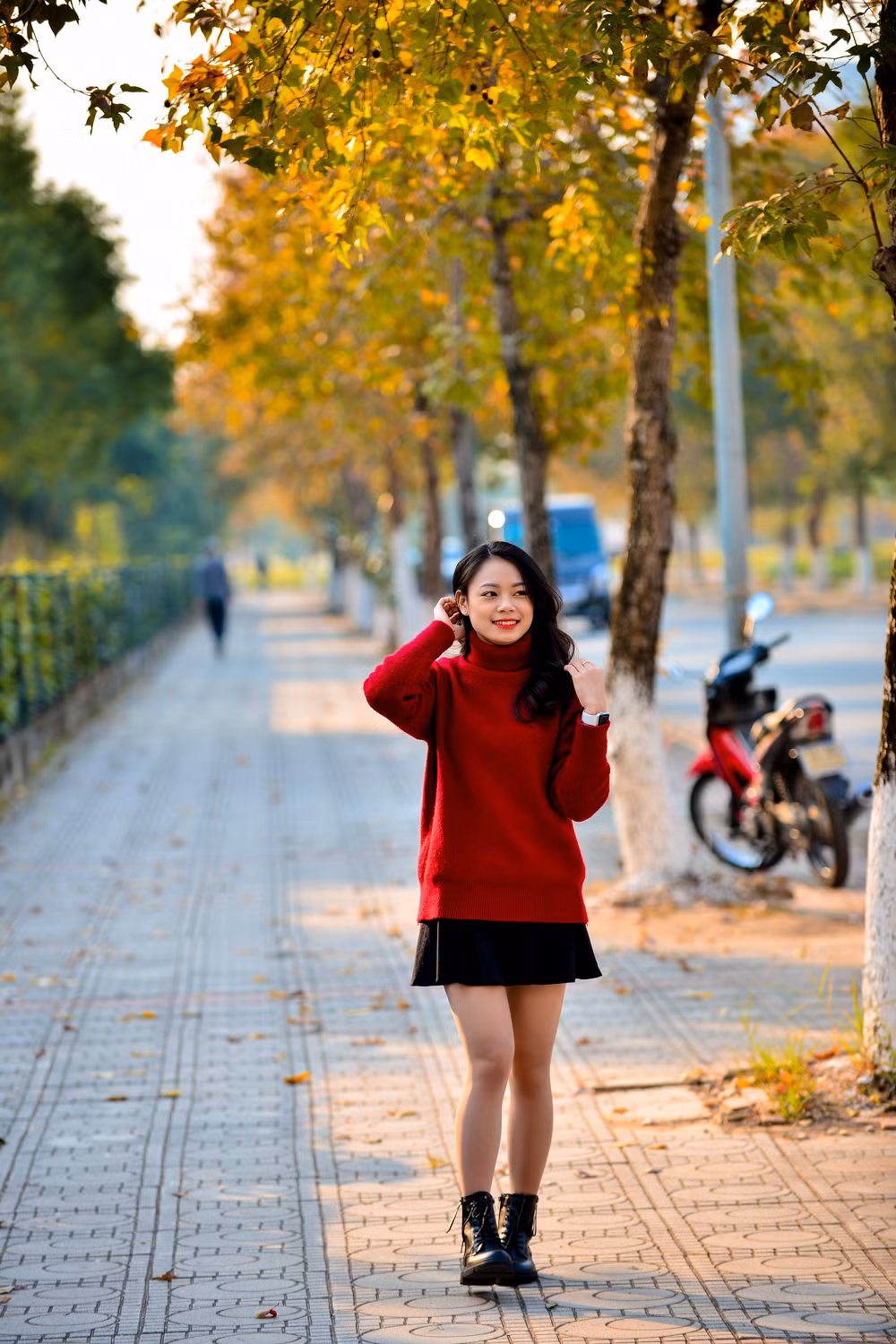 Khoảng thời gian này, do chưa nhiều người biết tới nên con đường phong lá đỏ này đang ít người chụp hình.