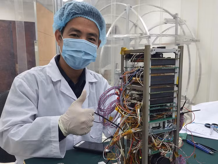Vệ tinh NanoDragon dự kiến sẽ hoạt động ở quỹ đạo đồng bộ mặt trời (SSO) ở độ cao khoảng 520 km. Vệ tinh có hai nhiệm vụ chính là tích hợp một bộ thu tín hiệu nhận dạng tự động tàu thủy (Automatic Identification System - AIS) sử dụng cho mục đích theo dõi, giám sát phương tiện trên biển. Nhiệm vụ thứ hai là sử dụng một thiết bị chụp ảnh quang học để xác thực chất lượng bộ điều khiển tư thế vệ tinh khi hoạt động trên quỹ đạo.