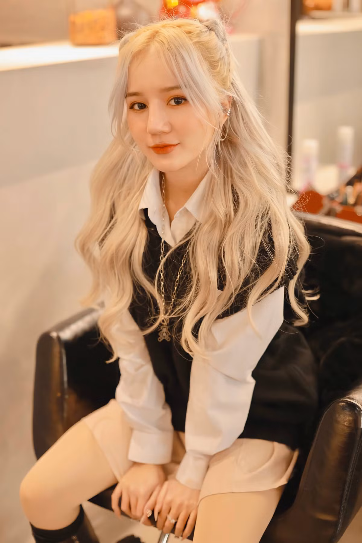 Nhờ ngoại hình nổi bật, mái tóc ấn tượng cùng nhan sắc trong sáng như thiên thần, Thiên Thy nhanh chóng gây ấn tượng với cộng đồng mạng khi đăng tải những hình ảnh của mình lên trang cá nhân Facebook.