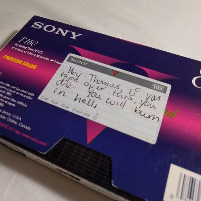 Băng video VHS đã từng là thiết bị giải trí chủ lực của nhiều gia đình. Việc có được một đầu có chức năng thu hình và thu lại được một chương trình yêu thích là rất quý giá tại thời điểm đó.