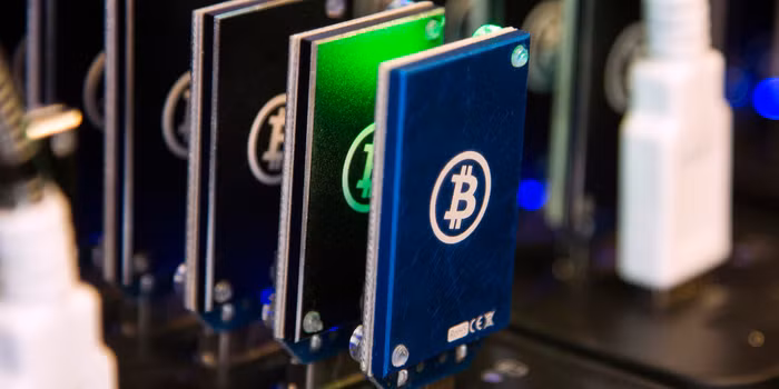 Cho đến khoảng năm 2012, việc đào Bitcoin bằng VGA cũng không còn khả thi mà đã chuyển qua dùng một chiếc máy đào nhỏ gọn giống như một cái USB, được gọi là block erupter. Tổ hợp nhiều cái USB như vậy được cắm vào một hub nhiều cổng cho kết quả đào Bitcoin rất nhanh, mà khi chạy lại có nhiều màu sắc sặc sỡ nên còn được dân đào Việt Nam gọi là bướm.