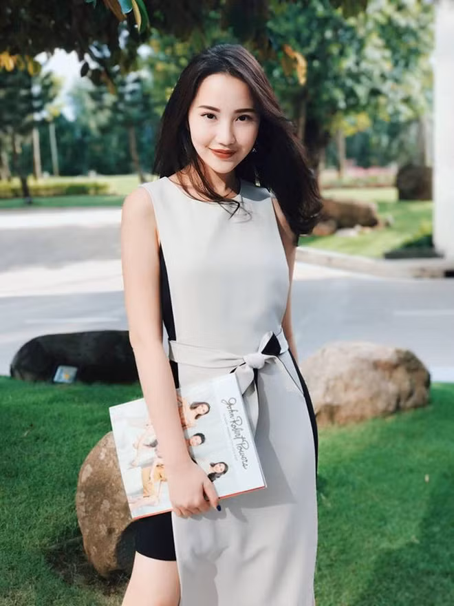 Hiện tại, cô giữ chức vụ quản lý tài chính tại 1 trường ở Việt Nam. Ngoài công việc này, cô còn là beauty blogger, đây cũng là công việc mà cô luôn yêu thích.