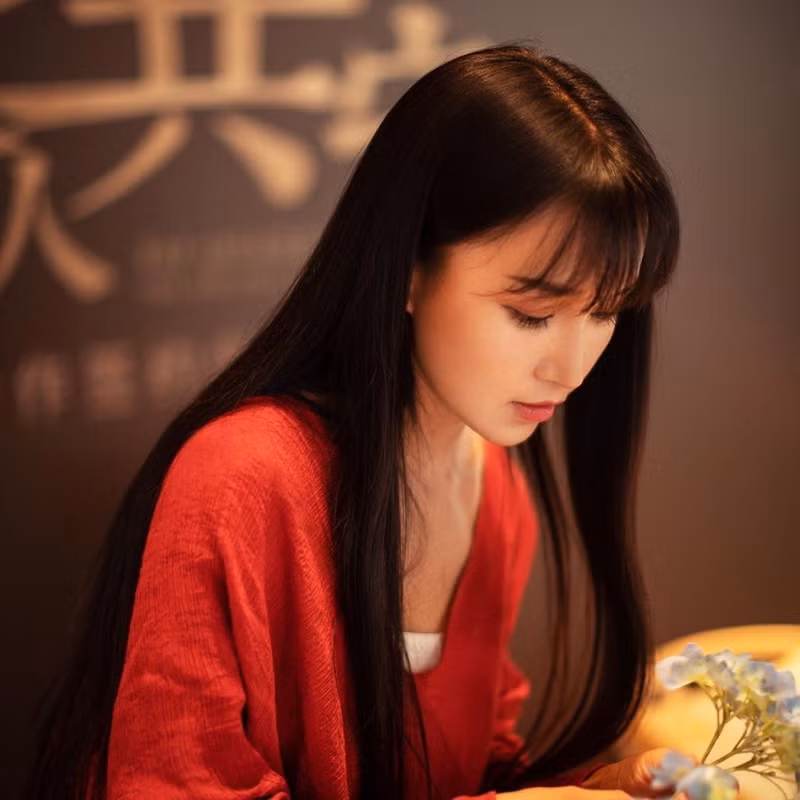  Lý Tử Thất là Youtuber nổi tiếng trên mạng xã hội Trung Quốc với các video nấu ăn, làm đồ gia dụng theo phong cách cổ trang. Cô được nhiều dân mạng gọi bằng những biệt danh như “tiên nữ đồng quê”, “thánh nữ cổ trang”.