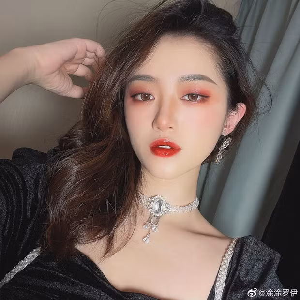 Cô gái tiếp theo xuất hiện trong bảng danh sách này chính là Đồ La Y, cô được biết tới nhiều hơn như là một beauty blogger bởi "bàn tay ma thuật" có thể trang điểm thành bất cứ ai, bất kỳ phong cách nào.