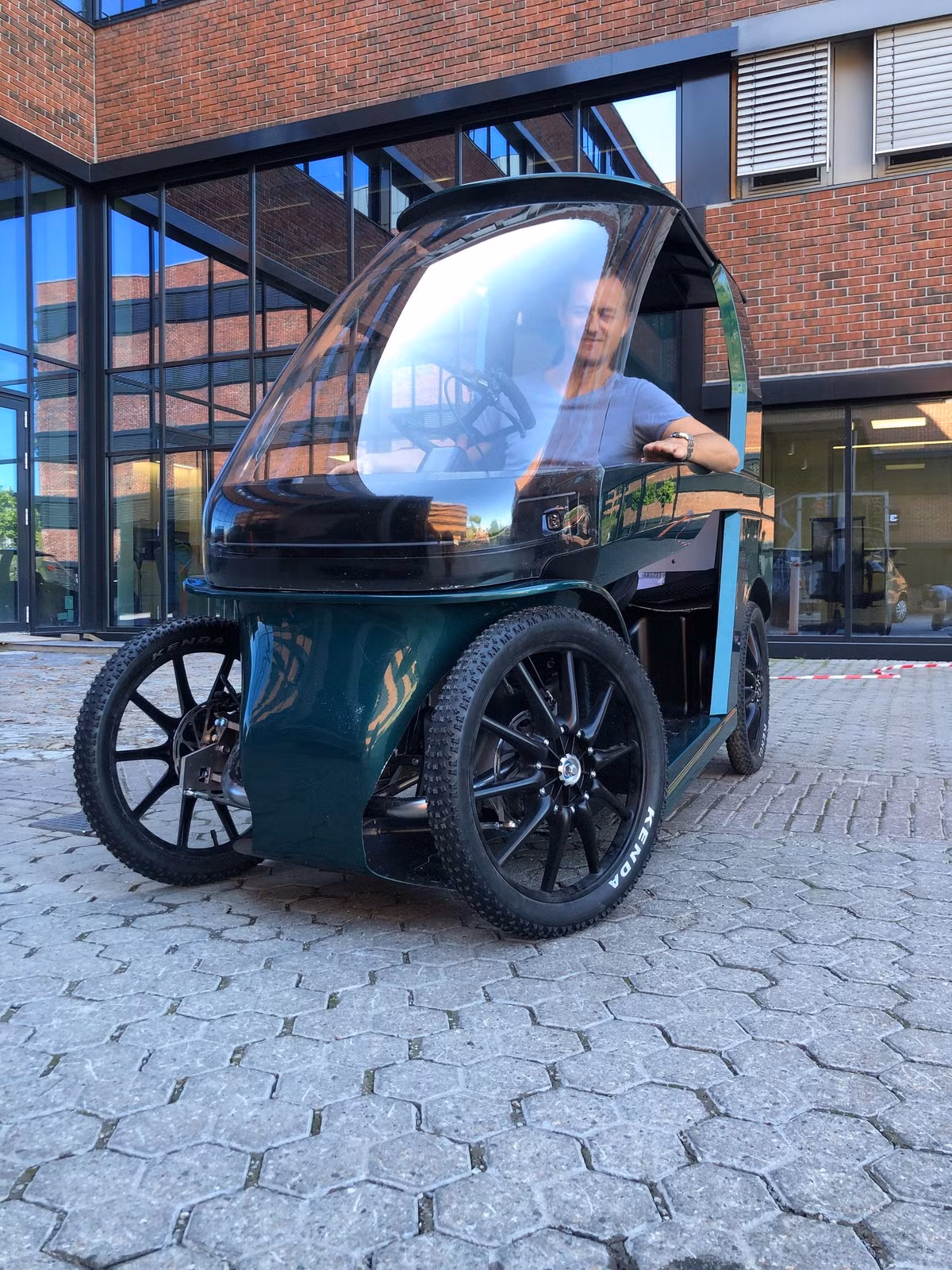Người lái sẽ cần sạc pin trước khi sử dụng. Với hai gói pin, Car-eBike có thể chạy được 70-100km mỗi lần sạc.
