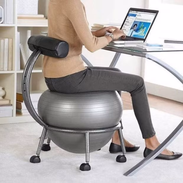 Chiếc ghế vừa ngồi làm việc, vừa tập thể dục sẽ vô cùng hữu ích với những ai phải làm việc lâu trước máy tính.
