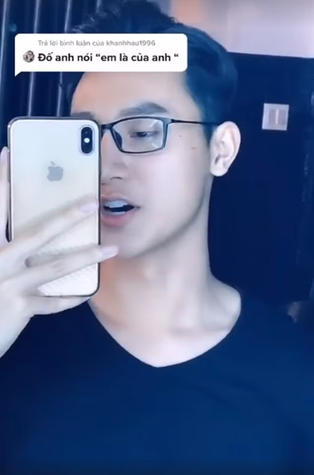 Cái tên Tiktoker Khoa Vương bất ngờ nổi lên khi đăng tải một đoạn video “thả thính” vô cùng mùi mẫn. Từ đó, những câu nói như “em là của anh”, “tôi chiều em quá nên em hư phải không”,... trở thành “trend” khi được nói bằng giọng thều thào của Khoa Vương.