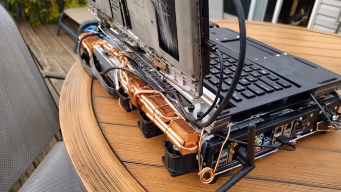 Anh chàng Jeff quyết định mài dũa, cắt gọt thùng PC lắp sẵn của hãng HP, sau đó tạo dáng cho nó để trông ra dáng một chiếc khung laptop.