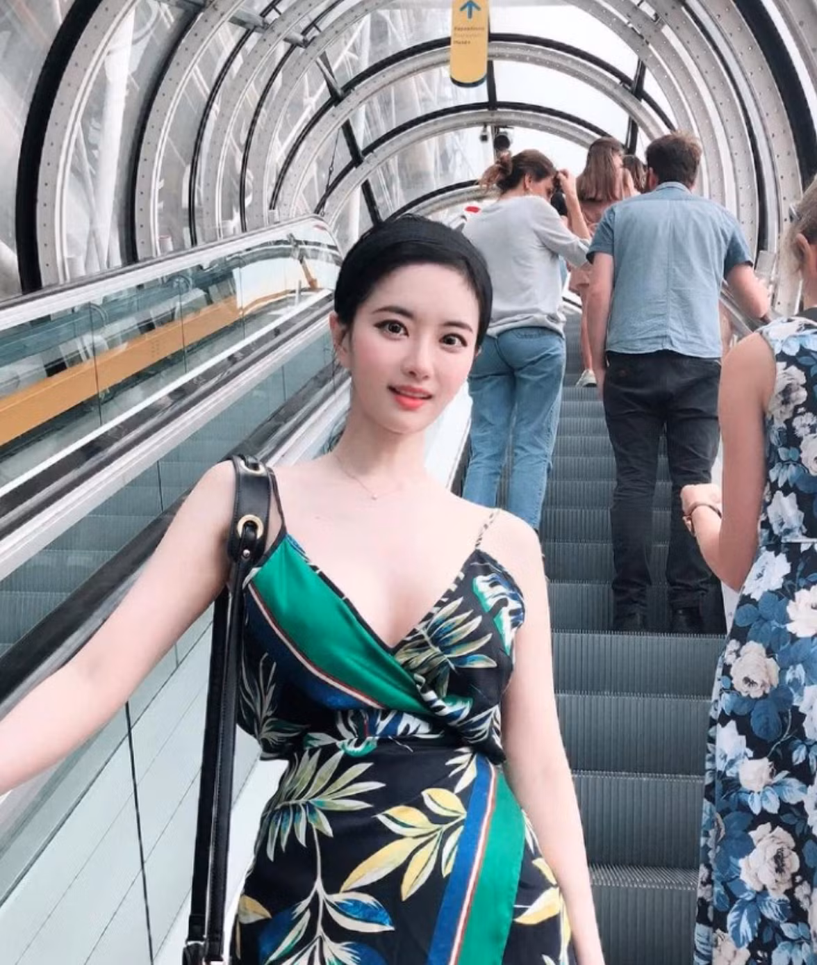 Từ "hot girl ngực khủng", "streamer sở hữu vòng một đẹp nhất Châu Á" và còn nhiều những biệt danh nữa và hầu hết đều được gắn với vòng một khủng của cô gái này.