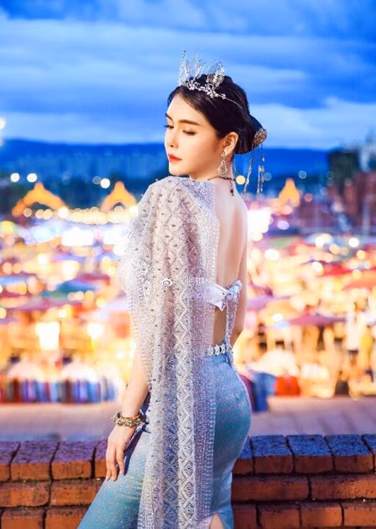Nữ streamer "siêu vòng một" này biết tận dụng lợi thế ngoại hình của mình kết hợp phong cách thời trang hở bạo khoe vòng một “khủng” để thu hút người theo dõi mỗi lần lên sóng stream.