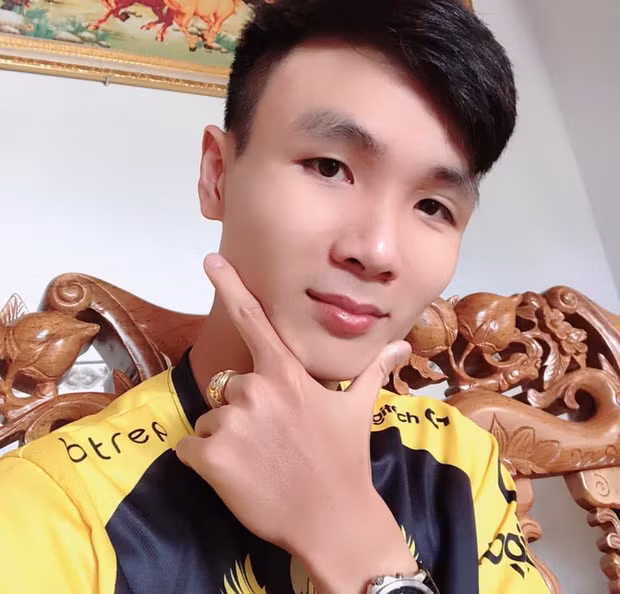 Xuất phát điểm là một game thủ của PUBG Mobile, Tacaz dù gia nhập hội game thủ làm streamer khá muộn nhưng Tacaz lại nhận về rất nhiều sự yêu mến và nằm trong top những Youtuber hot nhất Việt Nam.