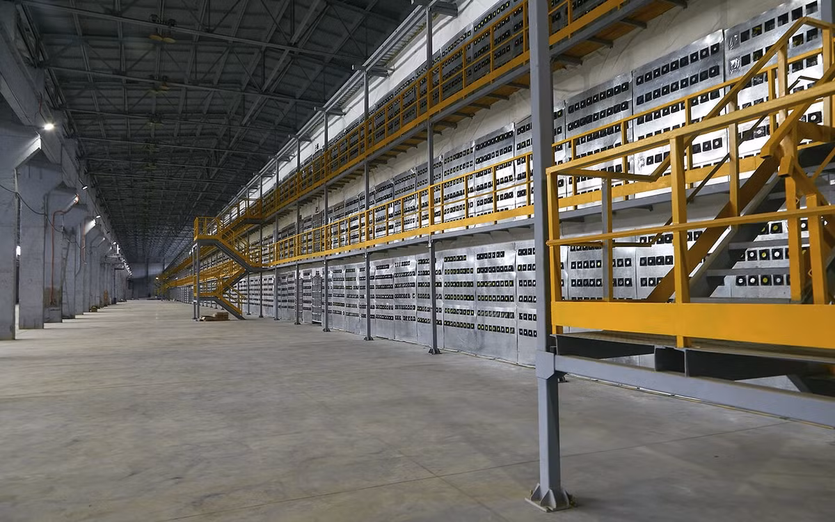 Tổng cộng, khu vực này có 9 container, kích thước lớn nhỏ khác nhau tạo thành hệ thống máy đào rất lớn.