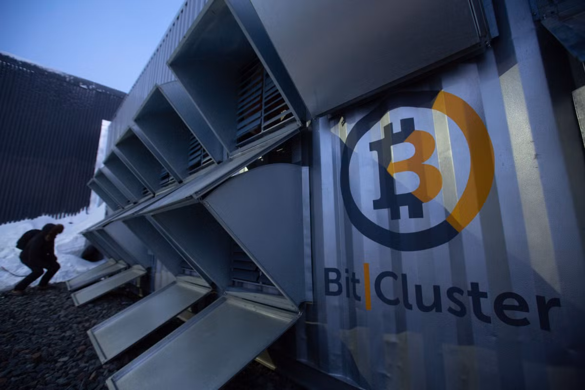 Mặc dù nhiệt độ trung bình luôn ở mức -10 độ C, trang trại của BitCluster vẫn cần hệ thống thông khí và thông gió để làm mát các cỗ máy đào Bitcoin.