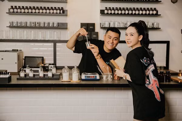 Trên trang cá nhân, Fabo Nguyễn cùng vợ là hotgirl Vân Tiny cũng thường xuyên đăng tải hình ảnh đi du lịch cùng nhau, tặng nhau những món quà đắt giá trong dịp đặc biệt... Ảnh: Tổng hợp