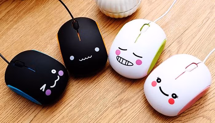 Douglas Engelbart, người sáng tạo ra chuột máy tính chia sẻ: "Thiết bị đó khá giống với một con chuột có cái đuôi". Tuy nhiên, nhà thiết kế phần cứng Roger Bates đã có hồi ức khác rằng con trỏ trên màn hình máy tính từng được gọi là mèo. Thiết bị điều hướng được gọi là "chuột" là bởi nó đuổi theo con trỏ.