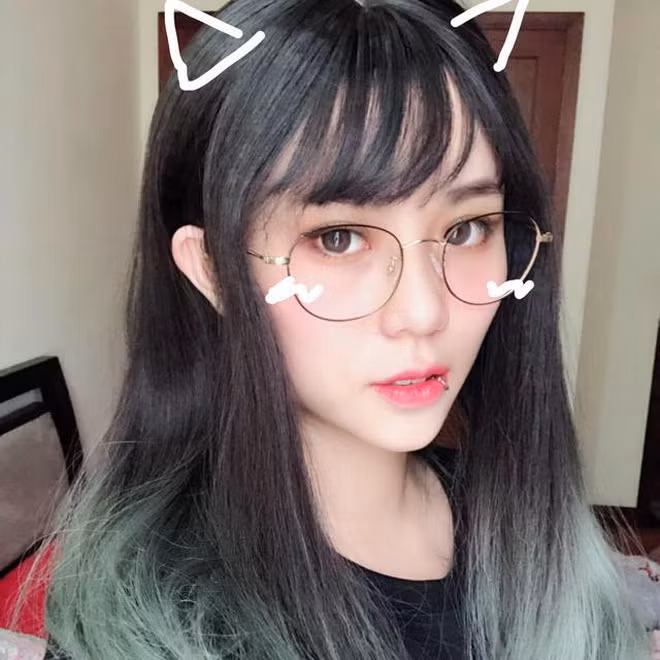 Thường xuyên xuất hiện với những màu tóc nổi bật, thế nhưng khi quay trở lại style điệu đà với tóc dài nhẹ bồng bềnh đơn giản thế này, nhan sắc của MisThy lại một lần nữa ''đốn tim'' fan.