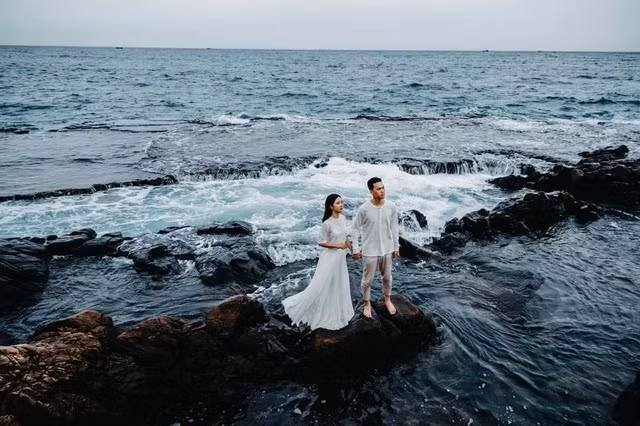 Là game thủ tài năng nhất của cộng đồng AoE Việt Nam, Chim Sẻ Đi Nắng cộng đồng đế chế Việt. Thông tin Chim Sẻ lấy vợ đã khiến fans bất ngờ bởi chàng game thủ này khá kín tiếng trong chuyện tình cảm.