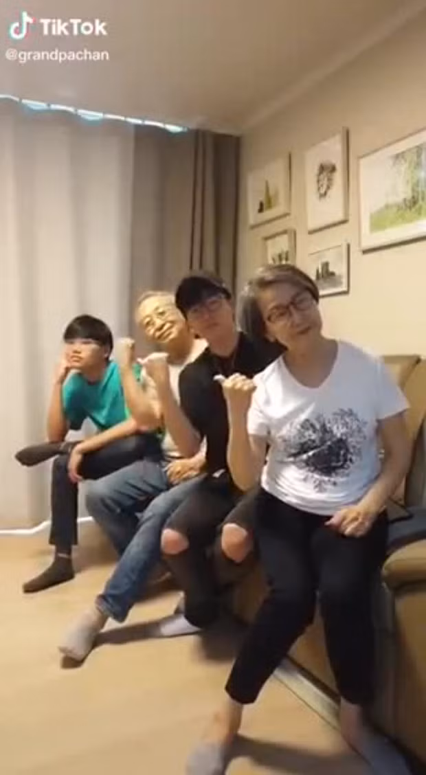 Cặp đôi TikToker trung niên này đã thực hiện các đoạn clip nhảy hài hước cùng hai người cháu trai trên nền những bài nhạc hot của TikTok.