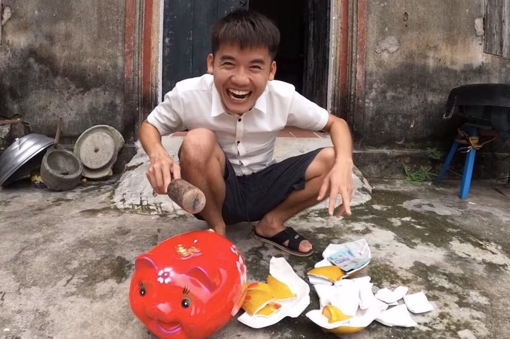 Chỉ sau đó khoảng 1 tháng, con trai Bà Tân Vlog tiếp tục tung ra video với tiêu đề "Troll lấy cắp tiền, đập bể heo đất của em gái, em trai đi ăn chơi và cái kết".
