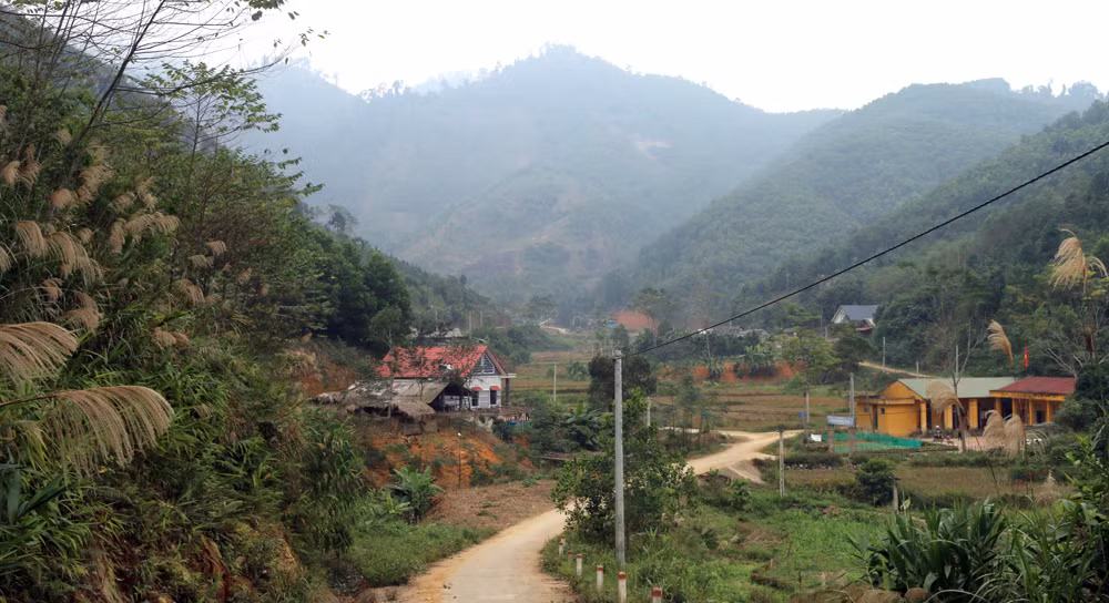 Đường về Bản đã được láng bê tông.