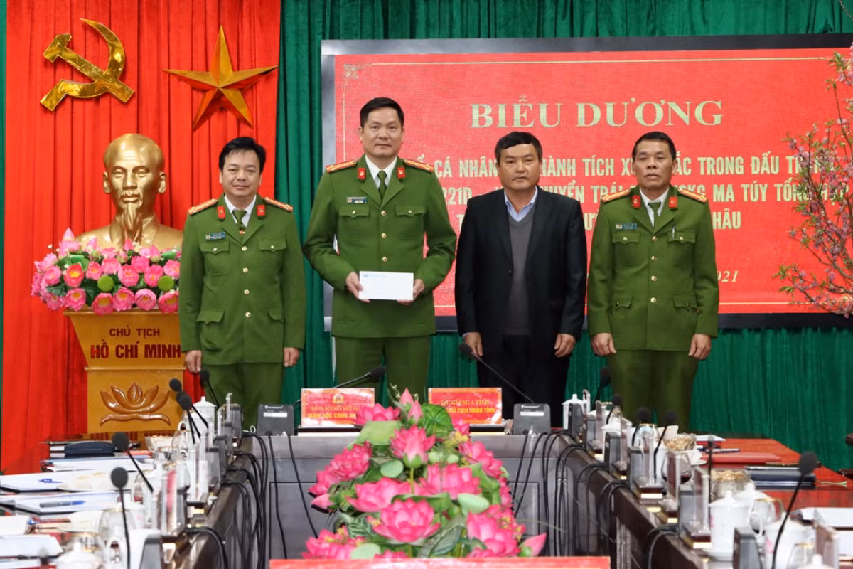 Bat 3 doi tuong van chuyen 18 kg ma tuy dang da-Hinh-2