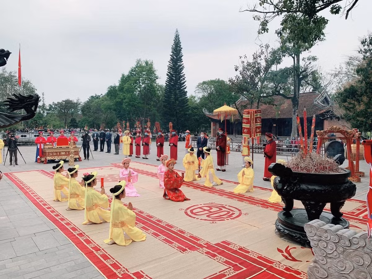 Đội tế nữ thực hành các nghi thức tế Tổ Mẫu Âu Cơ.