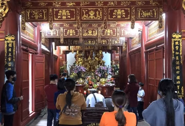 Do ảnh hưởng COVID-19, lượng khách về đền năm nay cũng không đông.