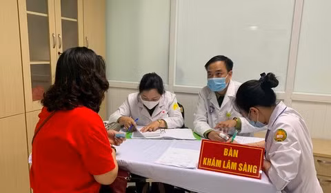 Tuy nhiên, các tình nguyện viên vẫn được theo dõi sát sao trong thời gian về nhà, có nhật ký tiêm chủng và sẵn sàng mọi phương án nếu có những diễn biến sức khỏe bất thường xảy ra. (Ảnh: Công an TP.HCM)