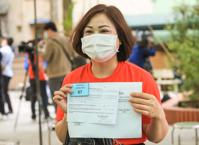 Tình nguyện viên tại buổi tiêm tiêm thử nghiệm vắc-xin COVID-19 giai đoạn 2. (Ảnh: Người lao động)