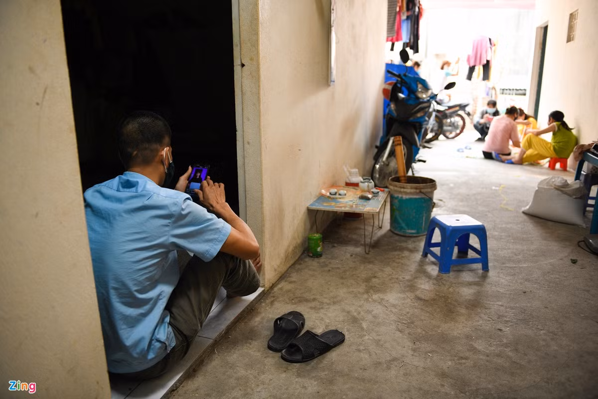 Những ngày có dịch, nhà máy đóng cửa nên chị Sao phải nghỉ làm. Không được trả lương, chị đau đáu lo đến chuyện tiền nong: “Tôi chỉ ước làm sao hết dịch còn đi làm để trang trải cuộc sống”.