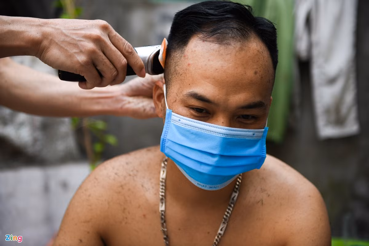 Xóm trọ của chị Mai có 14 người, tất cả đều là lao động từ tỉnh xa tới làm việc. Họ nuôi chung 3 con gà, mọi người dặn nhau khi nào hết sạch đồ ăn mới dùng tới.
