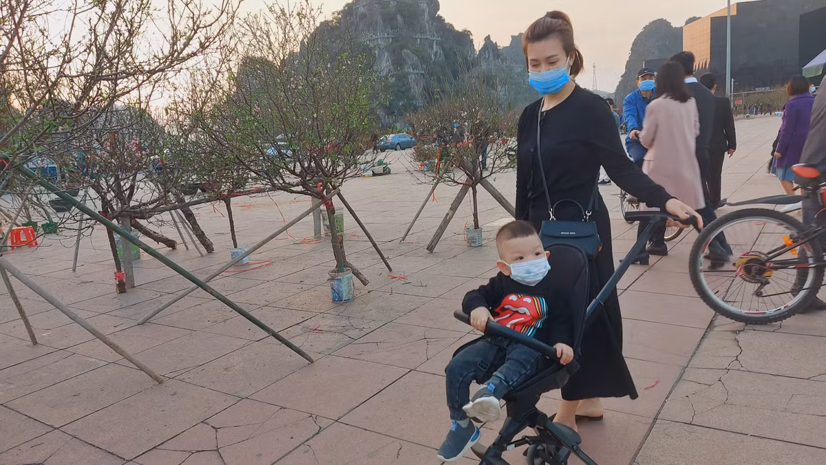 Mọi người tự giác đeo khẩu trang để bảo vệ bản thân.
