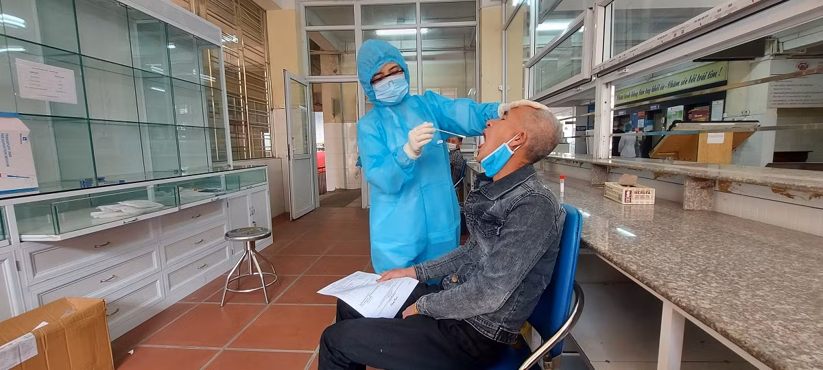 Can canh nguoi Quang Ninh di xet nghiem COVID-19 tra phi tai Benh vien-Hinh-7